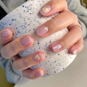 Pink Daisy Nails